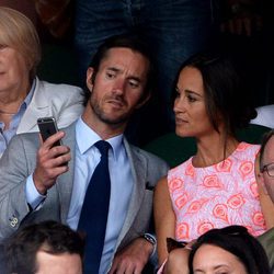 Pippa Middleton y James Matthews miran el móvil en Wimbledon 2016