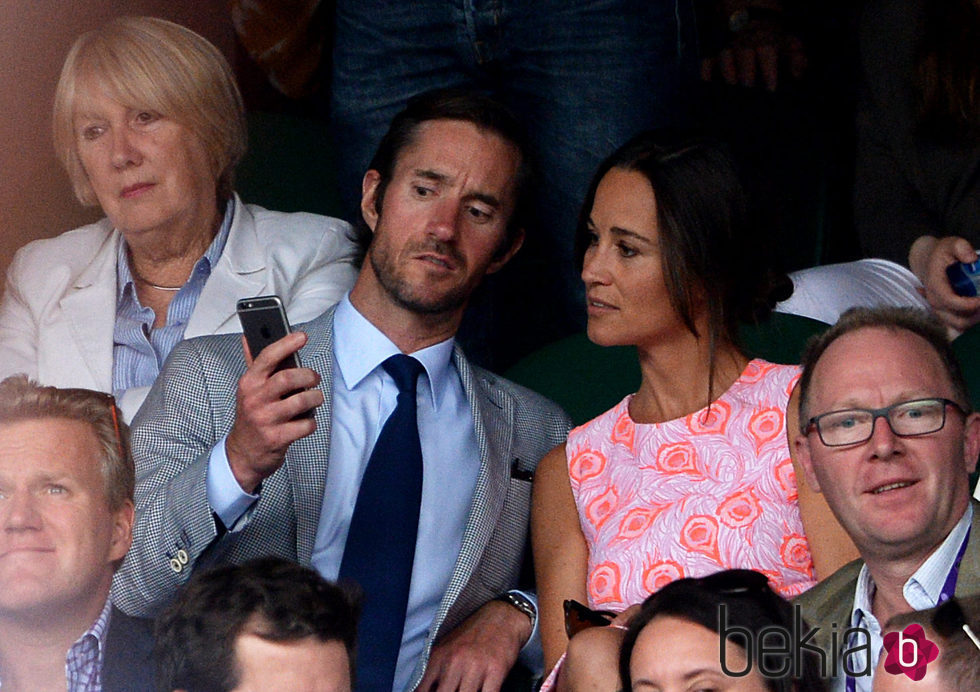 Pippa Middleton y James Matthews miran el móvil en Wimbledon 2016