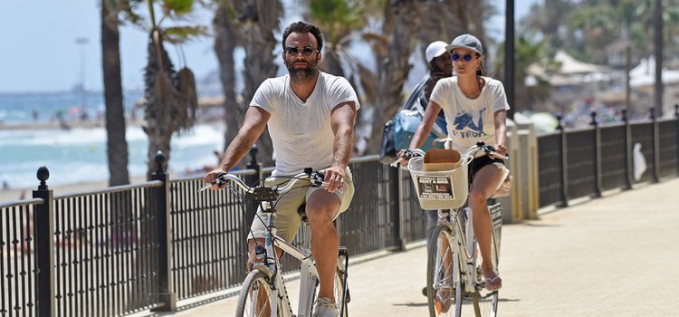 Alessandra Ambrosio y Jaime Mazur paseando en bici por Marbella