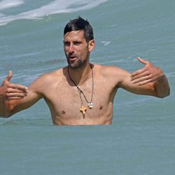 Novak Djokovic con el torso desnudo en el mar durante sus vacaciones en Marbella
