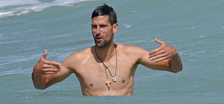 Novak Djokovic con el torso desnudo en el mar durante sus vacaciones en Marbella