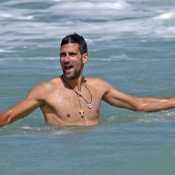 Novak Djokovic desnudo en el mar