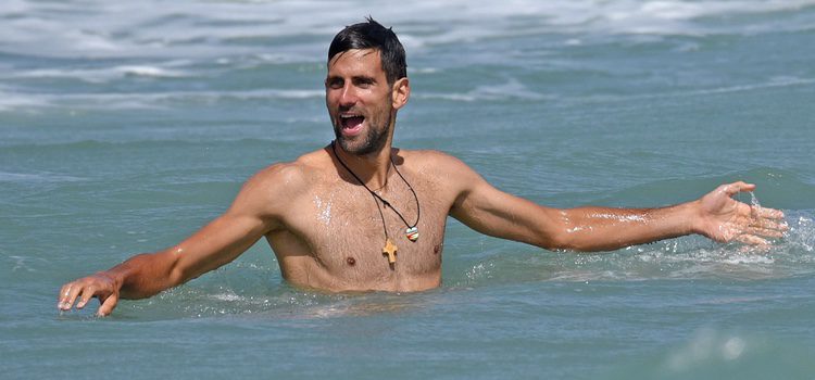 Novak Djokovic desnudo en el mar
