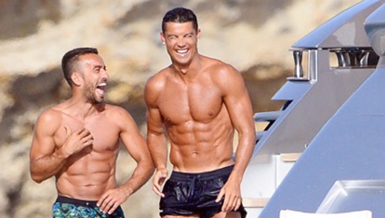 Cristiano Ronaldo muy sonriente con un amigo