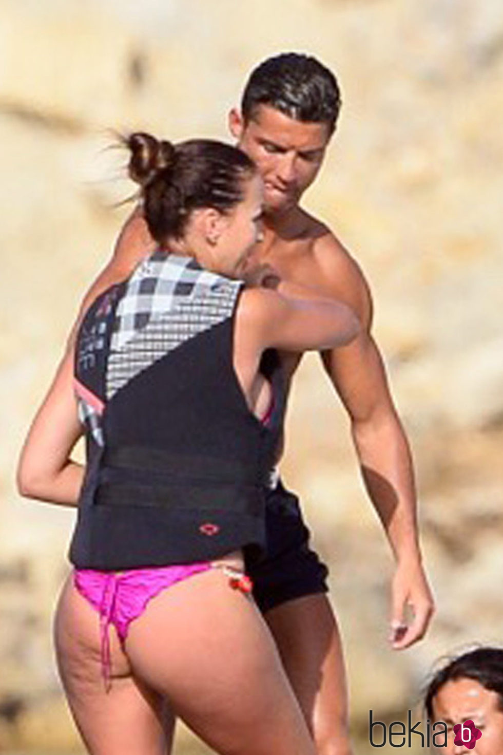 Cristiano Ronaldo en compañía de una chica exuberante