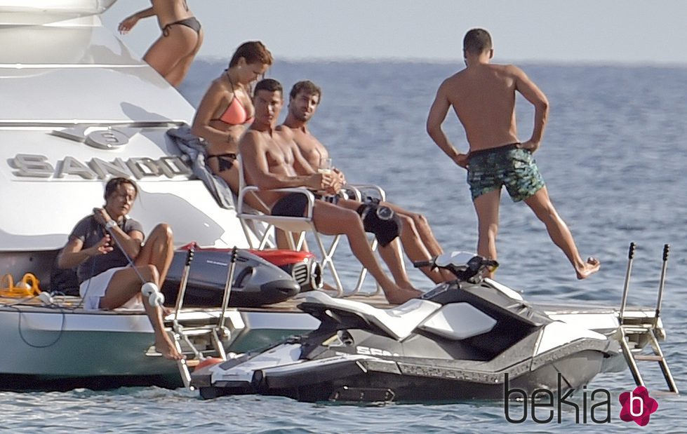 Cristiano Ronaldo con sus amigos en su yate