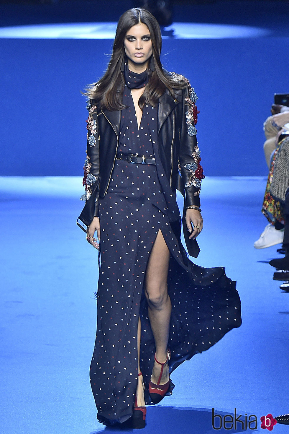 Sara Sampaio desfilando para Elie Saab en la Semana de la Moda de París