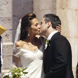 Paula Echevarría y David Bustamante besándose en su boda
