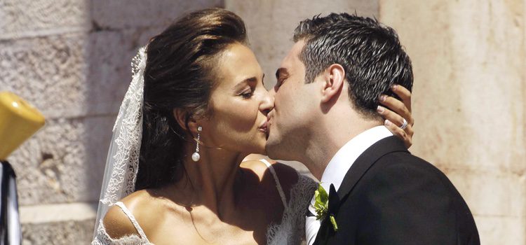 Paula Echevarría y David Bustamante besándose en su boda
