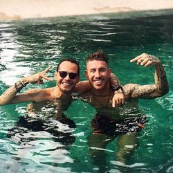 Marc Anthony y Sergio Ramos dándose un baño en una piscina