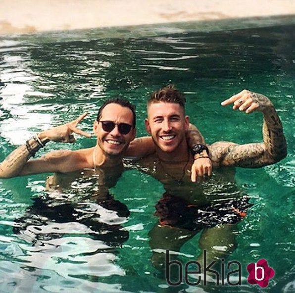Marc Anthony y Sergio Ramos dándose un baño en una piscina