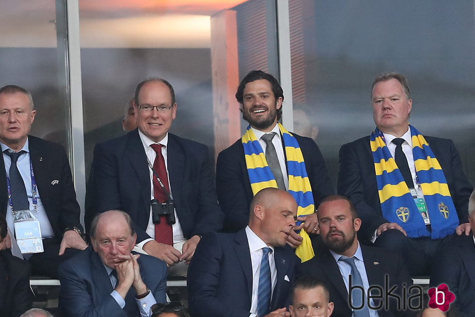 Alberto de Mónaco y Carlos Felipe de Suecia viendo un partido de fútbol