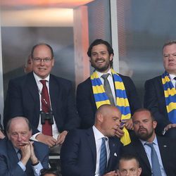 Alberto de Mónaco y Carlos Felipe de Suecia viendo un partido de fútbol