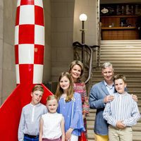 Felipe y Matilde de Bélgica con sus hijos en el Museo del Cómic de Bruselas