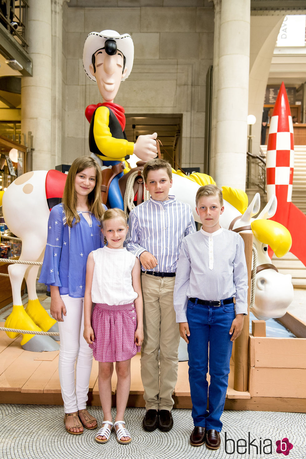 Isabel, Leonor, Gabriel y Emmanuel de Bélgica en el Museo del Cómic de Bruselas