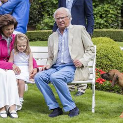 Los Reyes de Suecia con su nieta Estela durante su posado de verano en Solliden
