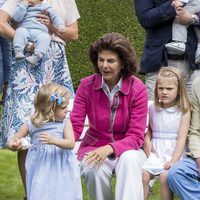 Silvia de Suecia intenta coger a su nieta Leonor en el posado de verano de la Familia Real Sueca en Solliden