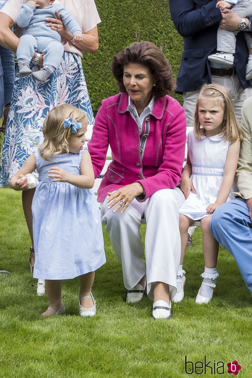 Silvia de Suecia intenta coger a su nieta Leonor en el posado de verano de la Familia Real Sueca en Solliden