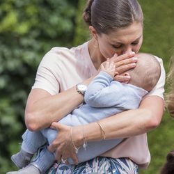 Victoria de Suecia besa a su hijo Oscar en su primer posado de verano con la Familia Real Sueca