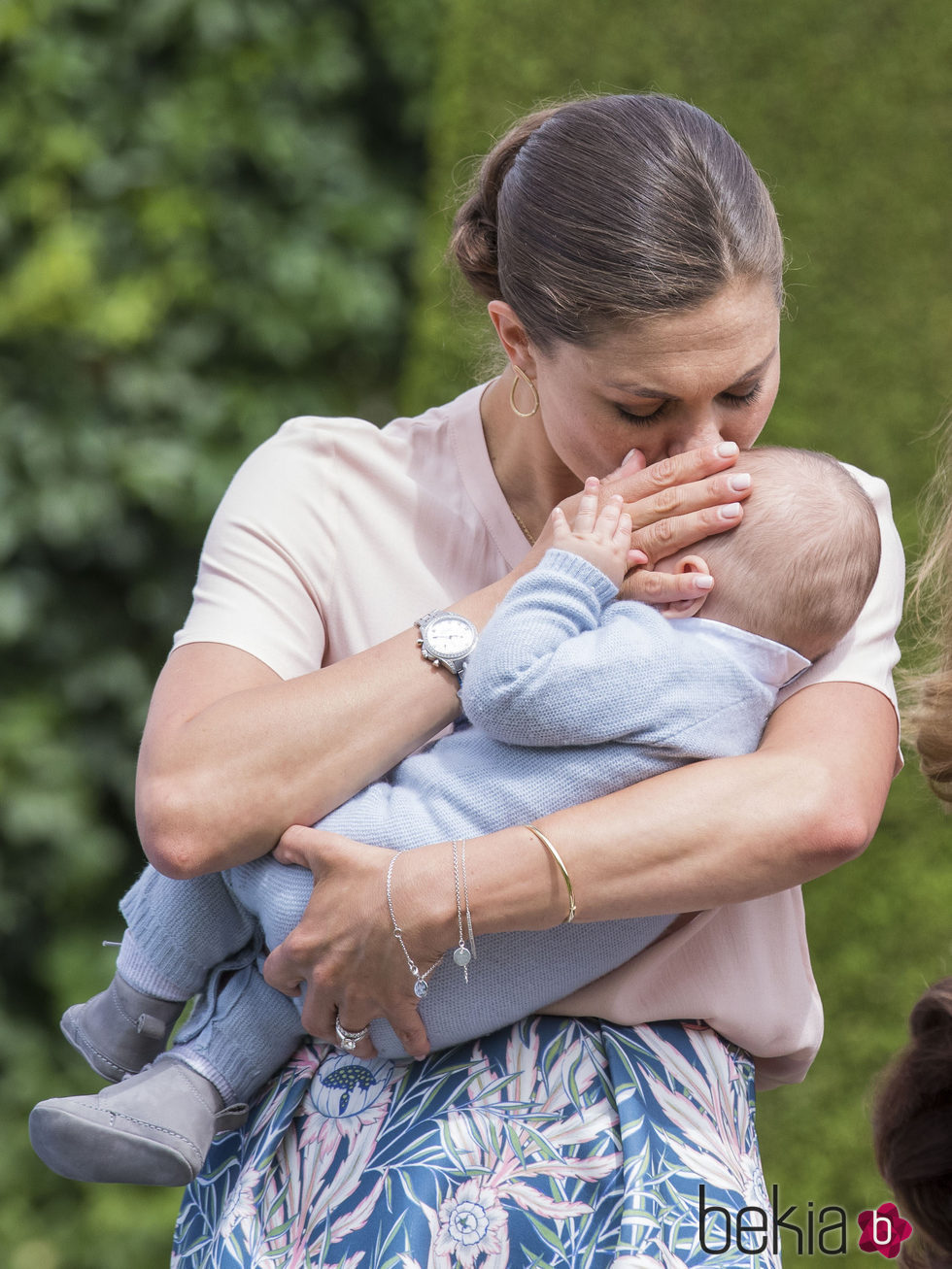 Victoria de Suecia besa a su hijo Oscar en su primer posado de verano con la Familia Real Sueca