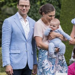 Victoria y Daniel de Suecia con su hijo Oscar en Solliden