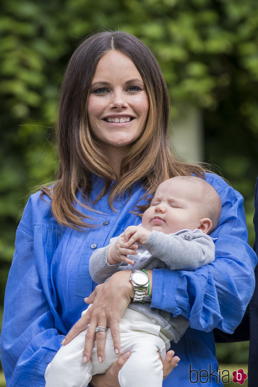 Sofia Hellqvist con su hijo Alejandro de Suecia en su primer posado de verano en Solliden