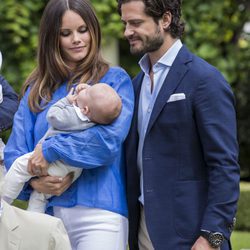 Carlos Felipe de Suecia y Sofia Hellqvist posan por primera vez con su hijo Alejandro en Solliden
