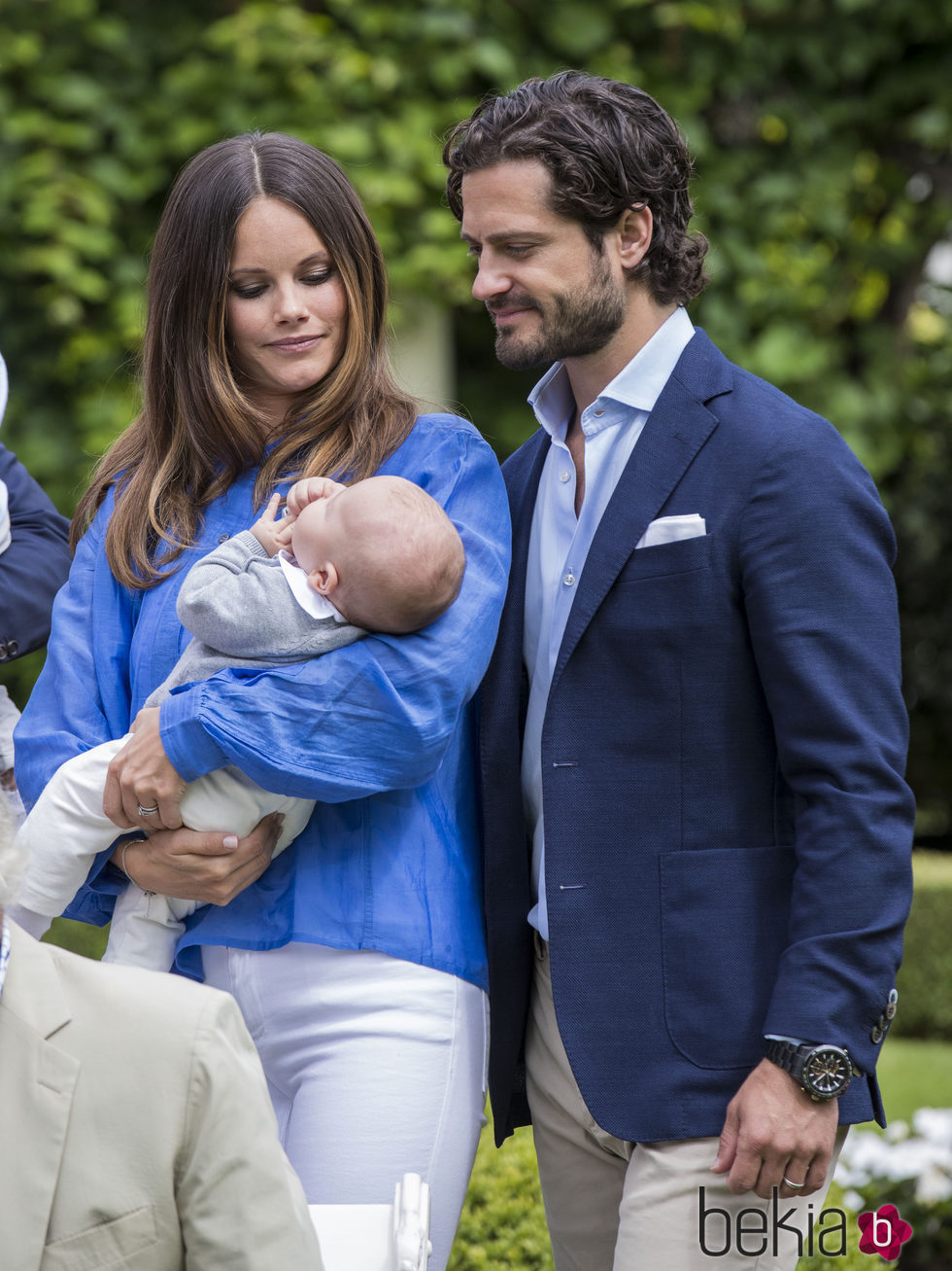 Carlos Felipe de Suecia y Sofia Hellqvist posan por primera vez con su hijo Alejandro en Solliden