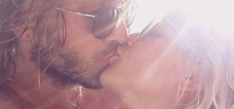 Ana Fernández y Adrián Roma besándose durante sus vacaciones en Mallorca
