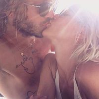 Ana Fernández y Adrián Roma besándose durante sus vacaciones en Mallorca