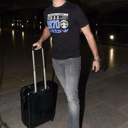 Gonzalo Miró en el aeropuerto tras sus vacaciones en París con Malú