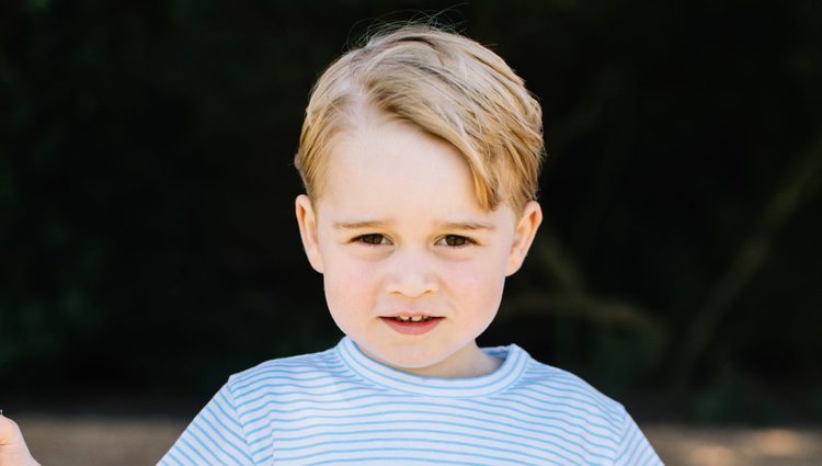 El Príncipe Jorge de Cambridge sentado en un columpio por su tercer cumpleaños