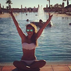 Paula Echevarría luciendo bikini en una piscina en Sancti Petri