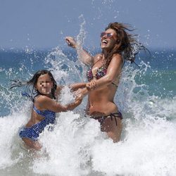 Paula Echevarría con su hija Daniella Bustamante durante unas vacaciones en Cádiz