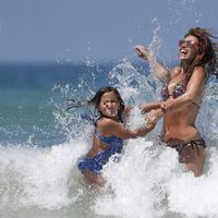Paula Echevarría con su hija Daniella Bustamante durante unas vacaciones en Cádiz