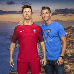 Cristiano Ronaldo posa con su réplica en el Museo de Cera de Funchal