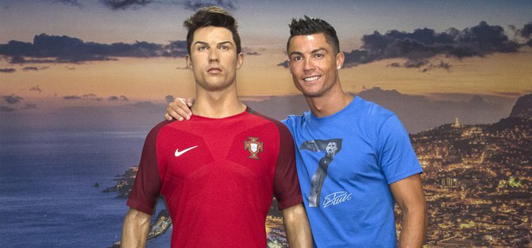 Cristiano Ronaldo posa con su réplica en el Museo de Cera de Funchal