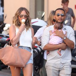 Chrissy Teigen y John Legend de paseo por Saint-Tropez con su hija Luna