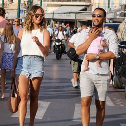 Chrissy Teigen y John Legend por las calles de Saint-Tropez con su hija Luna