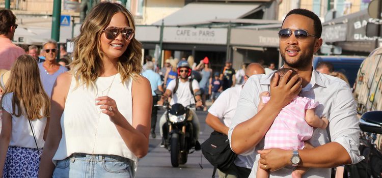 Chrissy Teigen y John Legend por las calles de Saint-Tropez con su hija Luna