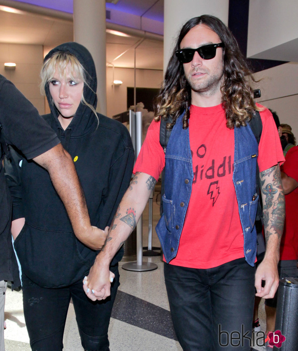 Kesha y Brad Ashenfelter en el aeropuerto de Los Ángeles