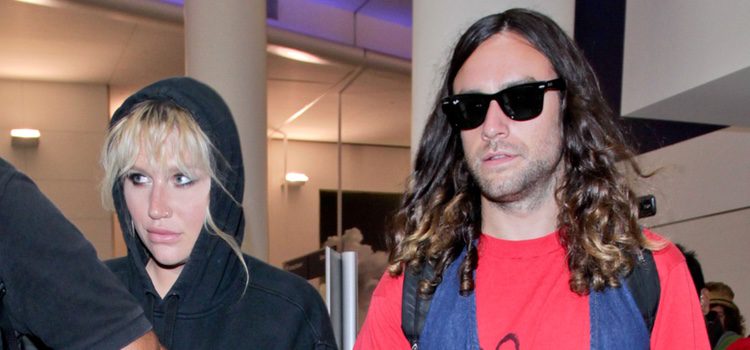 Kesha y Brad Ashenfelter en el aeropuerto de Los Ángeles