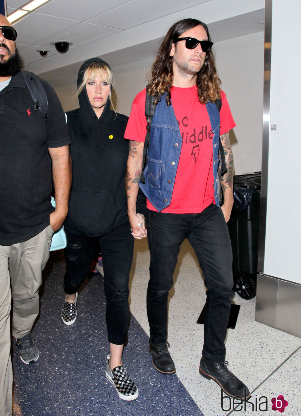 Kesha y Brad Ashenfelter en el aeropuerto LAX