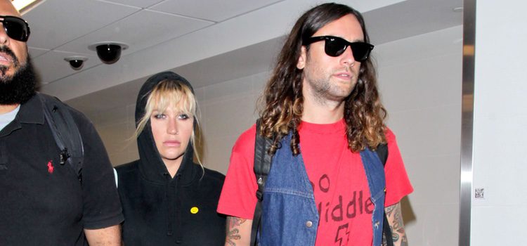Kesha y Brad Ashenfelter en el aeropuerto LAX