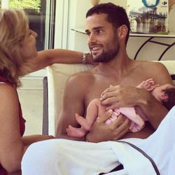 Mario Suárez disfrutando de un tierno momento junto a su hija y su madre