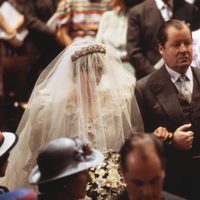 Lady Di camina al altar del brazo de su padre en su boda con el Príncipe Carlos