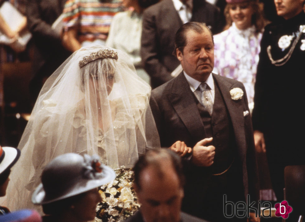 Lady Di camina al altar del brazo de su padre en su boda con el Príncipe Carlos