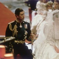 Carlos de Inglaterra y Diana de Gales el día de su boda en 1981