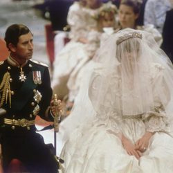 Carlos de Inglaterra y Diana de Gales el día de su boda en 1981