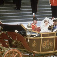 El Príncipe Carlos y Lady Di recorren Londres en un carruaje el día de su boda